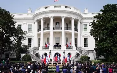 "Гардиън" не пропусна да отбележи, че в Белия дом отново пренебрегват мерките за социална дистанция с разположението на местата за гостите на подписването.