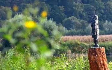  „Мелания Тръмп“ изглежда малко самотна в полето. 