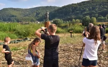  „Хората я харесват“, казва скулпторът Брад Дауни. 