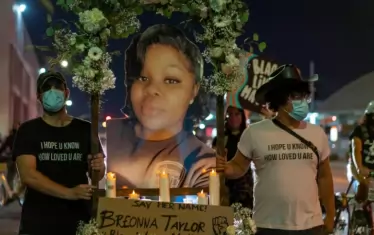Протестите в защита на Бриона Тейлър завършиха с простреляни полицаи 