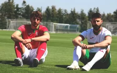   В ролята на модели на новите фланелки влязоха капитанът на "Локомотив" (Пд) Димитър Илиев (вдясно) и защитникът на "Хайдук" (Сплит) Кристиан Димитров.