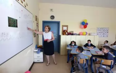 Някои училища вече са се оборудвали с камери и микрофони, с които да включват учениците си, които учат у дома, към реалната класна стая. Не всички обаче имат тази възможност.