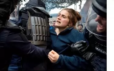  Германският филм  „А утре целият свят“ на режисьорката Юлия фон Хайнц показва радикализацията на млада антифашистка.