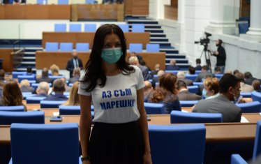 Красива депутатка от "Воля" се слива политически със своя патрон, за да го предпази от съдебните и политически репресии. Навални и Валенса могат само да мечтаят за подобна подкрепа.