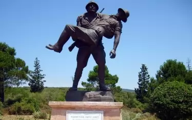 „В памет на войника“ - турски войник носи ранен австралийски офицер, за да го предаде на неговата част.  