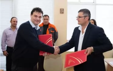  Подписване на колективен договор между Павлин Ваковски от Синдиката на българските нефтохимици и управителя на единната противоаварийна служба Павлин Бошнаков. Топлите връзки на Бошнаков с Валентин Златев не са тайна в Бургас. 