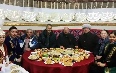 Димитров с брат си (вляво от него) и "брат си" Пьотр Баглаев (вдясно от него) посрещат Източната Нова година в Казахстан.