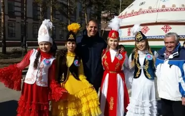 Отново с брат си, заобиколени от казахстанки в традиционни носии.