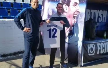 С този макет на Димитров се снимат феновете на "Иртиш" по време на периода, когато българинът бе треньор на отбора.