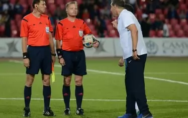 Херо гори в играта по време на мачове и най-често това изпитват на гърба си реферите. Това се случва на мач в Казахстан.