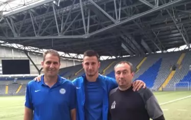 Димитров със сина си Виктор и друг от успелите наши треньори в Казахстан - Станимир Стоилов (вдясно) на ст. "Астана Арена".