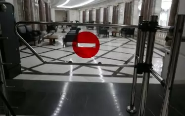  Такива прегради стоят пред репортерите в парламента.