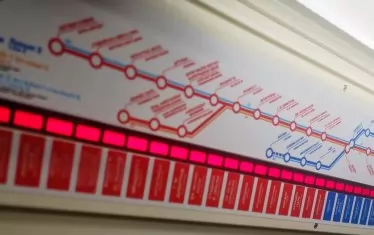 Светлинните табла във влаковете от старите линии още не знаят, че третият лъч вече е готов.