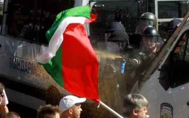 В престараването си полицията използва лютив спрей срещу журналисти.