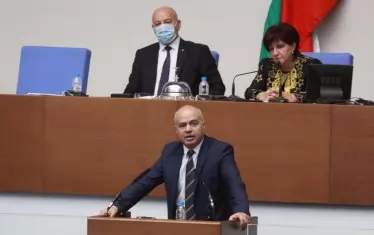(Не)приятелски огън: БСП пита Радев подкрепя ли партия на Петков