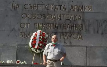  Граждани положиха цветя пред паметника на съветската армия в София по случай годишнината.