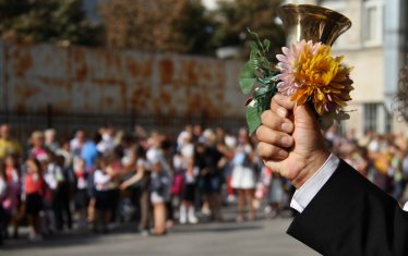 За последен път училищния звънец тази година ще чуят над 50 хиляди дванадесетокласници.
