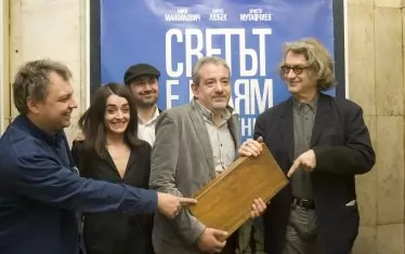 Китанов с екипа на копродуцирания от него филм "Светът е голям и спасение дебне отвсякъде" - Ани Пападопулу, Стефан Вълдобрев, Стефан Командарев. До тях вдясно е Вим Вендерс.