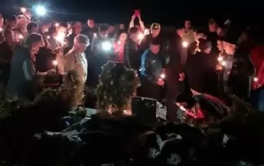  Избирателите опразнуваха победата на покойника със свещи на гроба му в неделя вечерта. Същия ден той щеше да навърши 57 години.