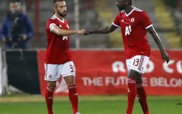 Георги Йомов получава поздравления от Юнус Санкаре, след като е вкарал за 2:0.