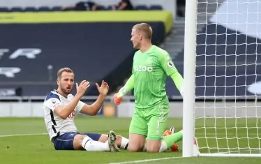 Голмайсторът на "Тотнъм" Хари Кейн се ядосва след свой пропуск пред вратата на гостите.