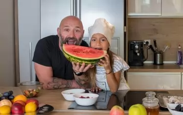 Красимир и влогърката Криси, които са лица на кампанията Fun Run Kids 2020 - Да тичаш с кауза.