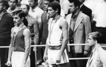 Лесов (в средата) като олимпийски шампион в Москва.