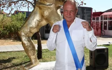 Пред статуята си на площад "Европа" в град Раковски.