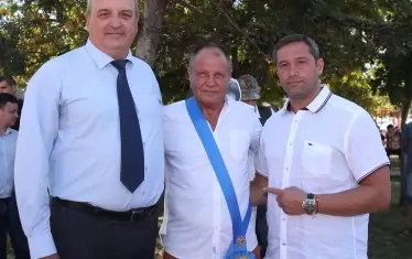 С бившия зам.-министър на спорта Стоян Андонов (вляво) и президента на боксовата федерация Красимир Инински (вдясно) при връчването на почетния знак "Венец на победителя".