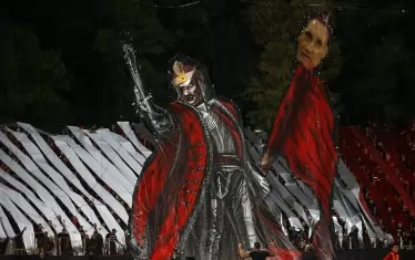 От агитката на "ЦСКА-София" направиха пищна хоеография, като специално място бе отделено на сцена с набучената глава с лика на собственика на "Лудогорец" Кирил Домусчиев.