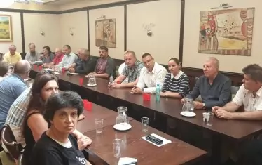  И "Отровното трио" демонстрира политически амбиции като събра всички партийни маргинали на среща, която уж да демонстрира единството на антиправителствените сили.