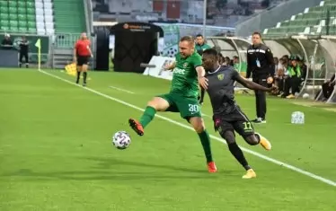  Защитникът на "Лудогорец" Козмин Моци (вляво) е сколасал да спре атака на Алиун Фол ("Берое").