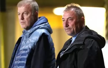 Президентът на "Левски" Наско Сираков наблюдава мрачно играта на отбора, заедно с друг легендарен футболист на "сините" - Божидар Искренов.