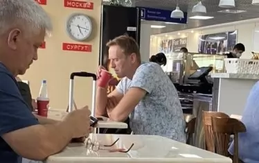  Последната снимка на Навални преди да загуби съзнание в самолета е от летището в Томск рано сутринта на 20 август, където е изпил само един чай.