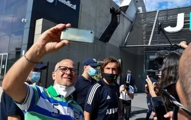 Първата тренировка на Пирло (в средата) като наставник на "Ювентус" предизвика еуфория сред тифозите, които се надпреварваха да се снимат с любимеца си и да му вземат автограф.