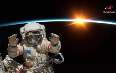 Федералната космическа агенция на Русия обаче не стои със скръстени ръце и подготвя свой, конкурентен филм.