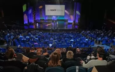 Противоепидемичните мерки се забелязваха и в подреждането на публиката в залата.