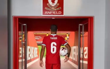 Тиаго вече качи своя снимка с екипа на "Ливърпул" на ст. "Анфийлд" в профила си в "Туитър".
