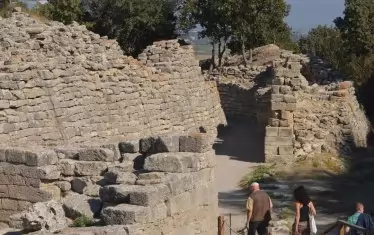 Стените на древна Троя - портата е зад завоя, за да се избегне нападение с таран.