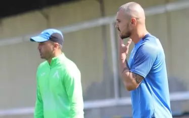  Видимо поотслабналият Валери Божинов изненада на днешната тренировка с новата си прическа - гола глава.