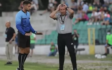 Треньорът на "ЦСКА-София" Стамен Белчев се държи за главата след отменения гол на Али Соу.