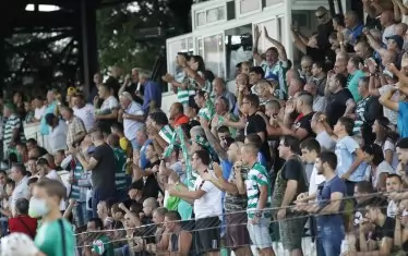 В централния сектор феновете на "Черно море" също бяха пренебрегнали предписанията.