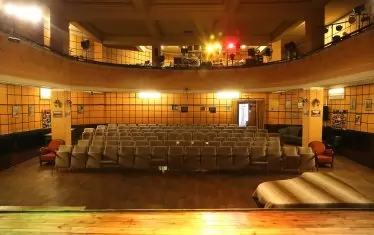 Днес киносалоните у нас не изглеждат така. Единственият, запазен непокътнат от предишната епоха, е този на "Влайкова".