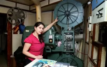  Кинокабината със старата машина, която въртеше само ленти.