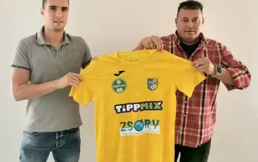 Антонио Вутов (вляво) след подписването на договора си с унгарския "Мезьокьовешд-Жори".