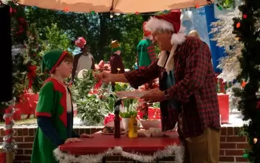 Разяреният Дядо Коледа се опитва да се помири със своя внук-шестокласник.