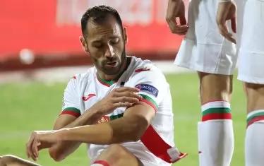 Петър Занев сваля капитанската лента и се готви да я предаде на Георги Костадинов, след като стана ясно, че няма да може да доиграе мача срещу Ирландия заради контузия.