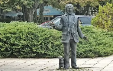 Георги Чапкънов е представил Радой Ралин като местния зевзек, малко нещо луд, но като цяло безобиден. 