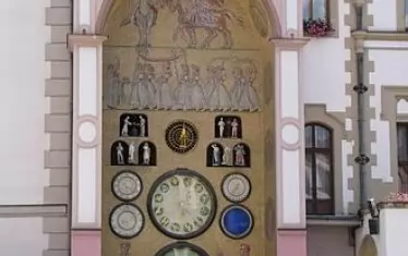  Историческият часовник с процесия от пролетарии