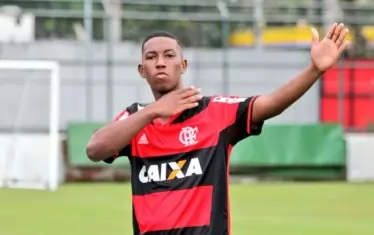 Маркс Ленин ще се подвизава по футболните терени на Русия